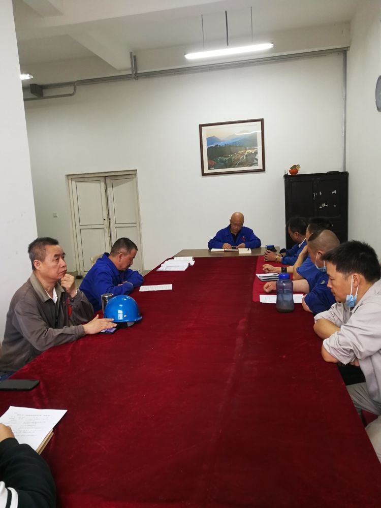 機(jī)加裝配黨支部召開(kāi)全體黨員大會(huì)，組織主題教育學(xué)習(xí)。
