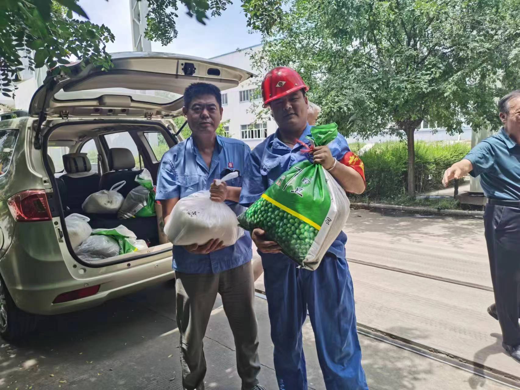 給一線(xiàn)生產(chǎn)車(chē)間和工地職工購(gòu)買(mǎi)了一批白糖、綠豆等防暑降溫品送到了車(chē)間工地