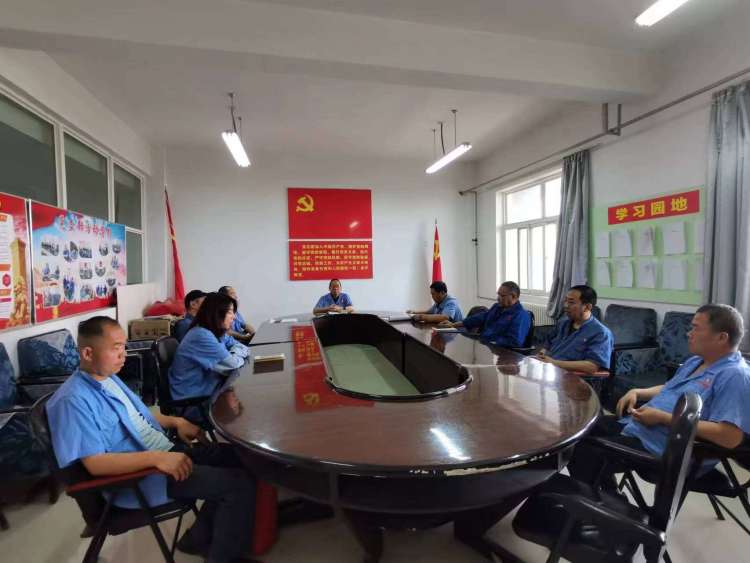 運(yùn)輸采供黨支部召開(kāi)黨員大會(huì)，組織主題教育集中學(xué)習(xí)。